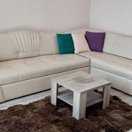 Lux Apartman Cacak Luaran gambar
