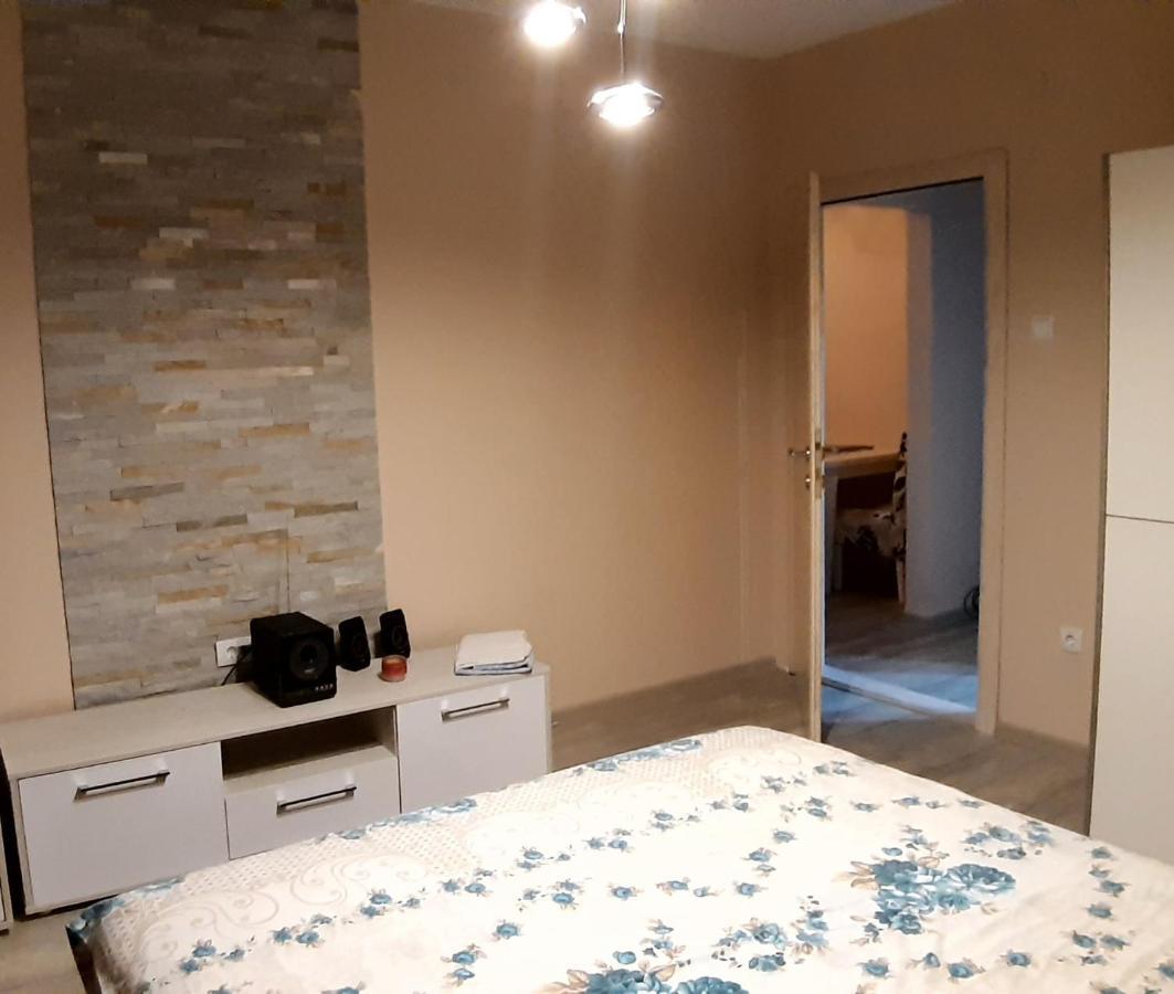 Lux Apartman Cacak Luaran gambar