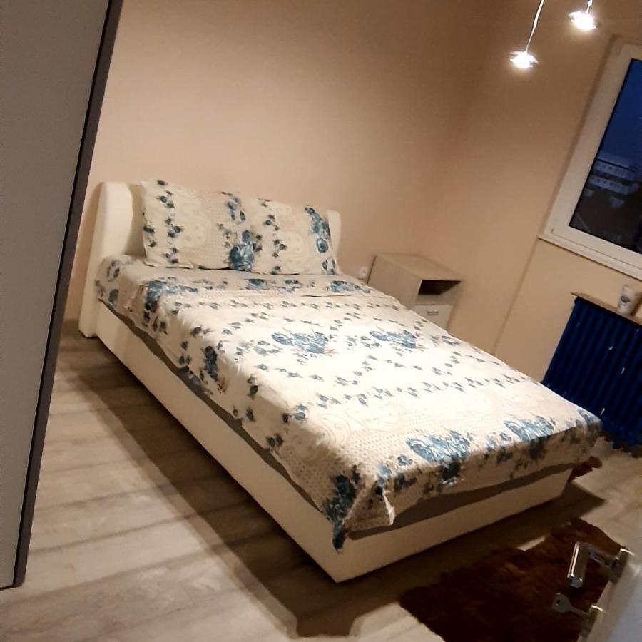 Lux Apartman Cacak Luaran gambar