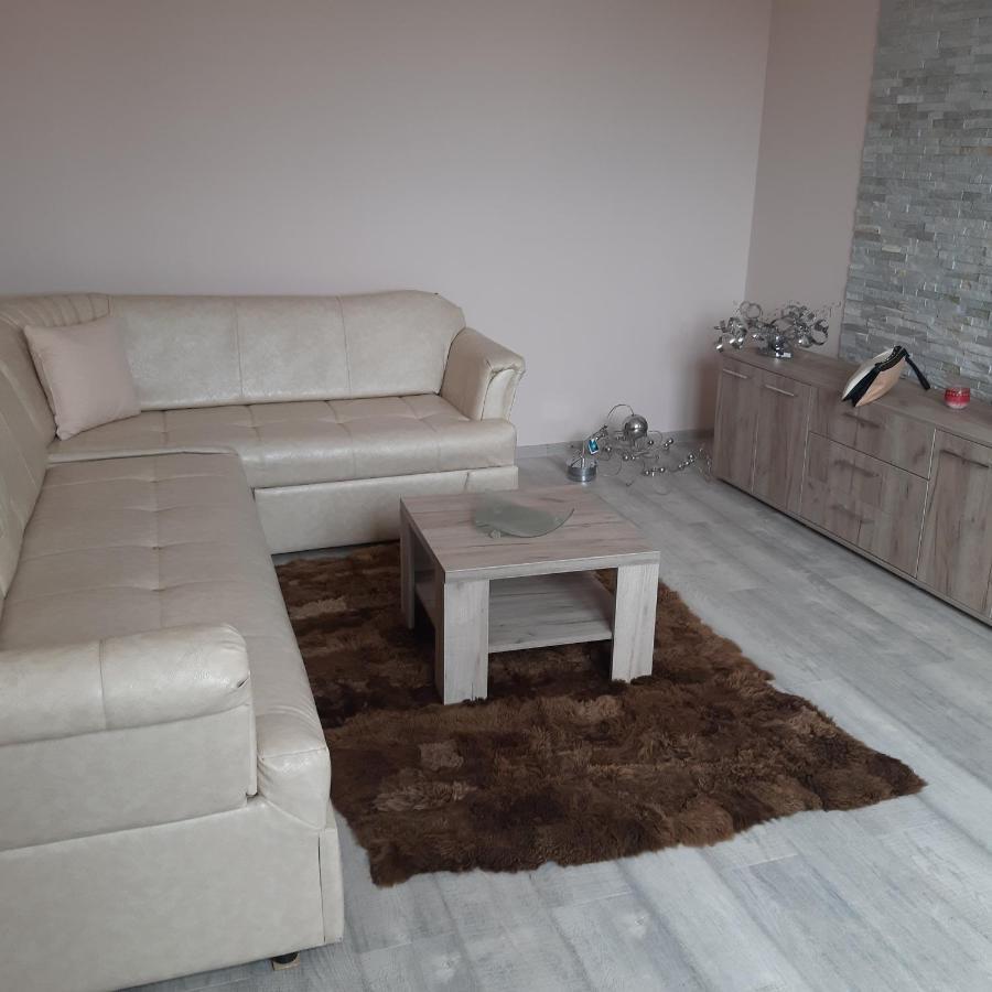 Lux Apartman Cacak Luaran gambar