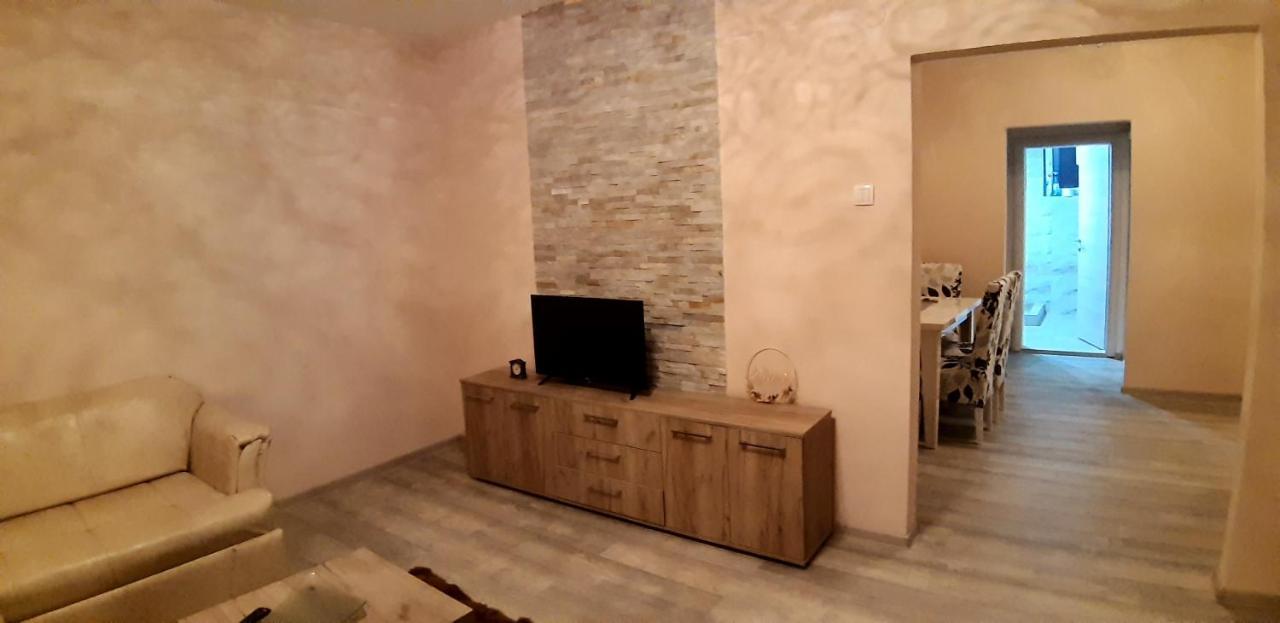Lux Apartman Cacak Luaran gambar